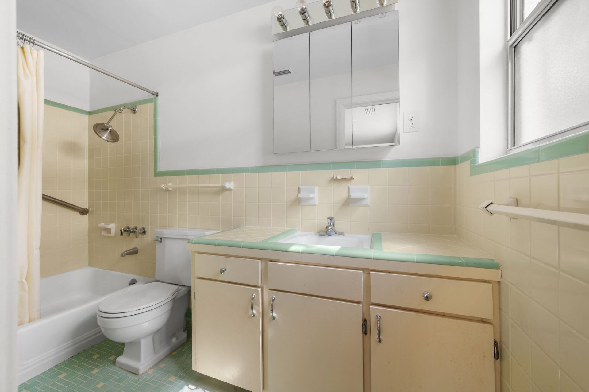 Vintage butter-yellow and mint bath