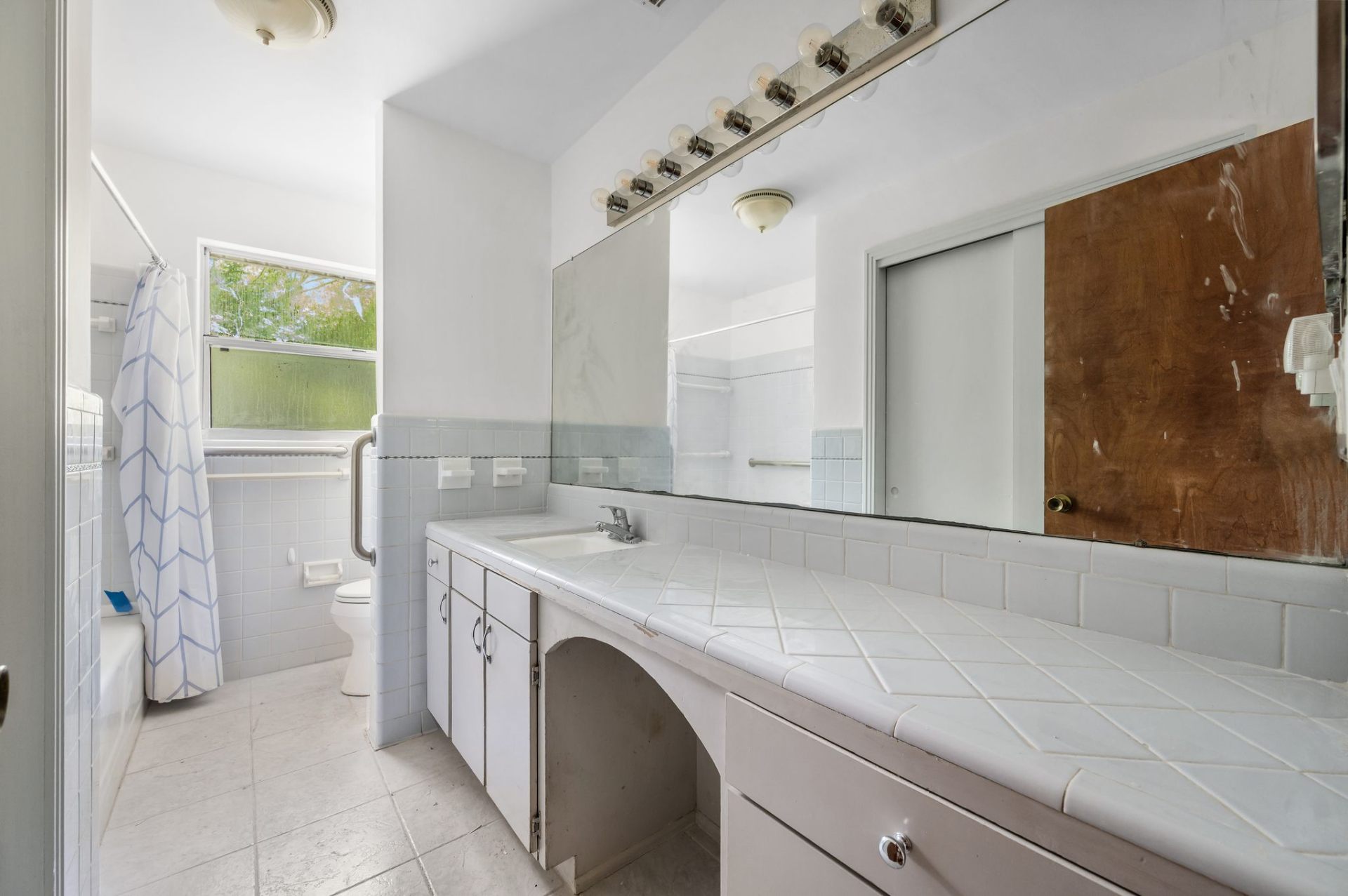 Second full bath, refreshed white tile